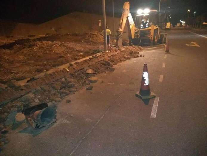 Trabajos nocturnos de apertura de una zanja en la calle de Manuel Verdugo